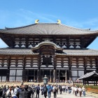 ②	東大寺大仏殿（外国人でいっぱい）