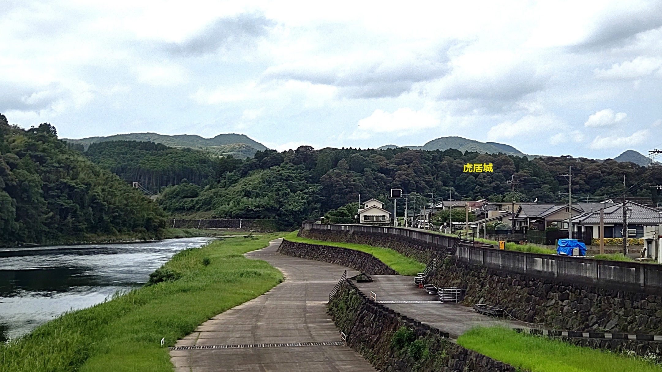 ①	虎居城（川内川遊歩道より）