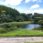 ③	川内川と虎居城（中央建物は歴史資料センター）