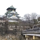 ②	極楽橋から天守を見上げる