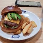 TSUNAMIさんのアボカドチーズバーガー