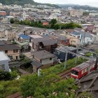 台地の先端から京急線を望む