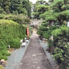 龍潭寺山門に向かって