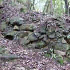 北西尾根の堀切南端の石垣