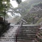 流水階段のように流れ落ちる雨水