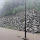 鶴ノ渓の石垣。高石垣の下は地面でなく水面