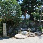 隠居丸・石碑と井戸