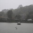 東堀越しの天守。雨で真っ白にかすむ