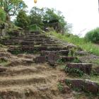 大手道沿いに遺る土塀基礎部分