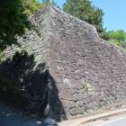 隠居丸南面の石垣と捨石状遺構