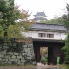 岡口門越しの天守