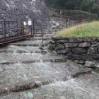 表坂を流れ下る雨水