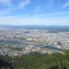 スタジアムの向こうに見える小山は鷺山城