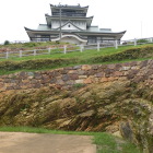 直角に削られた岩盤と模擬天守