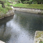 大手橋左側の水堀と石垣武者返し石垣土塁