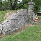 大手表門跡の土塁石垣断面
