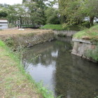 東門(通用門)右側の水堀と石垣土塁