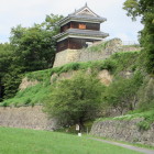 西櫓を尼ヶ淵からの崖と石垣を入れて