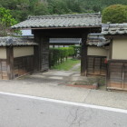現存移築医薬門民間地の表門として