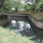 大手右側の水堀と石垣武者返し石垣上部に土