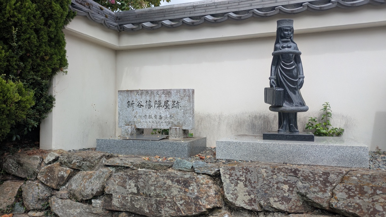 校門前の碑