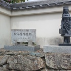 校門前の碑