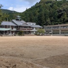 跡地には新谷小学校