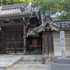 極楽寺山門前の石碑