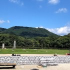 ①	大宰府政庁から岩屋城を見上げる
