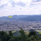 ⑧	本丸から大宰府政庁を見下ろす（あそこから登ってきました）